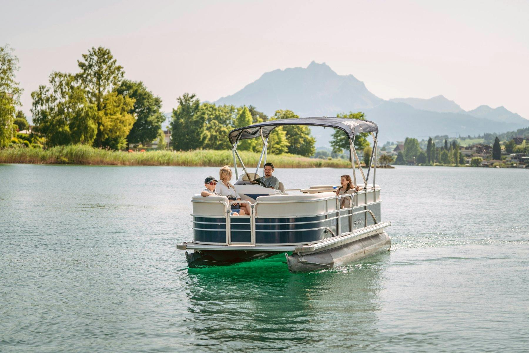 2. Highlight: Alternativ bleibst du noch 12 Minuten in der S3 sitzen und fährst weiter bis Küssnacht am Rigi. Hier lädt die Promenade zum Flanieren ei...