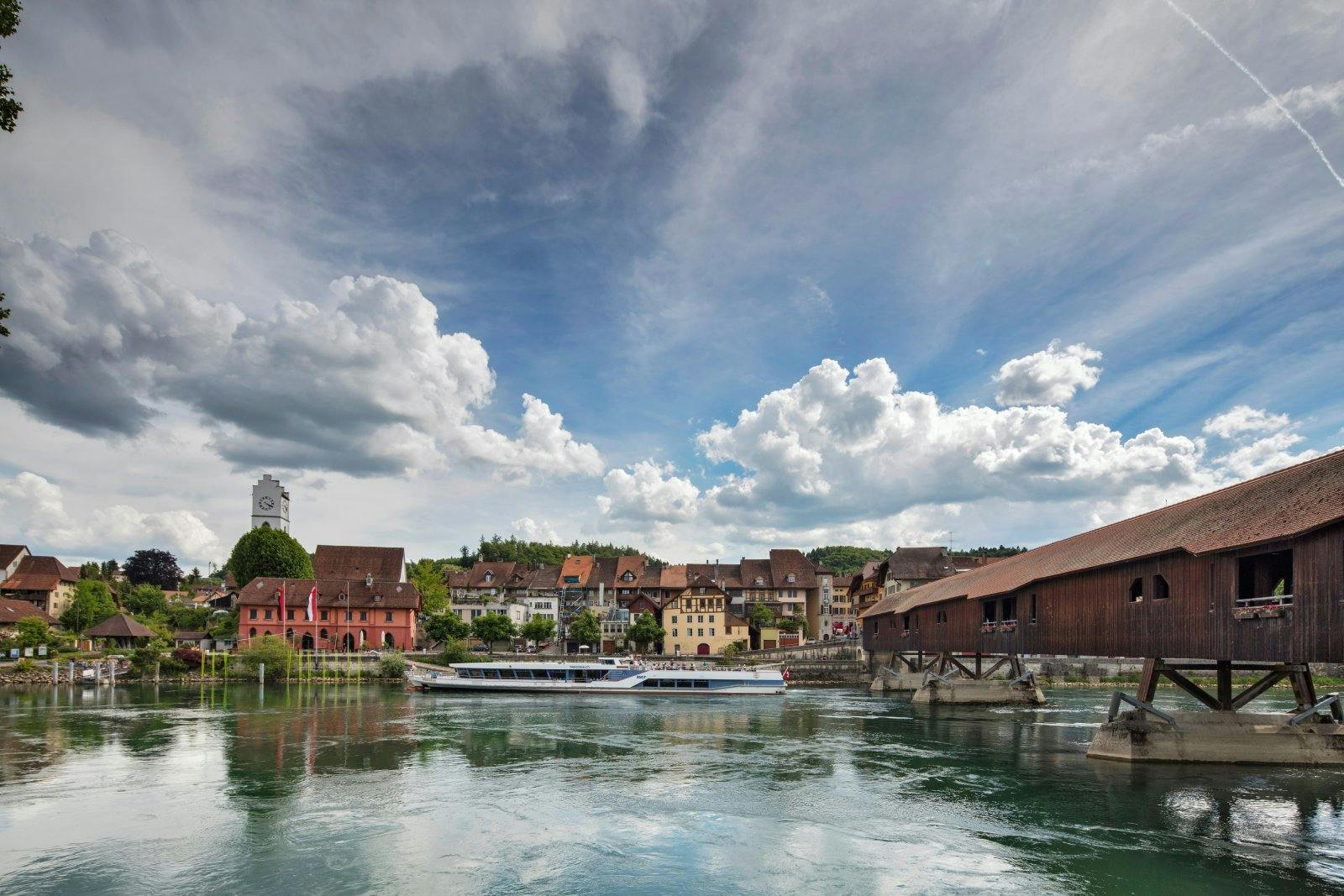 2. Highlight: Wenn du den Charme einer Flussschifffahrt bevorzugst, ist eine Fahrt auf der Aare genau das Richtige für dich. Vom Bieler Hafen aus star...