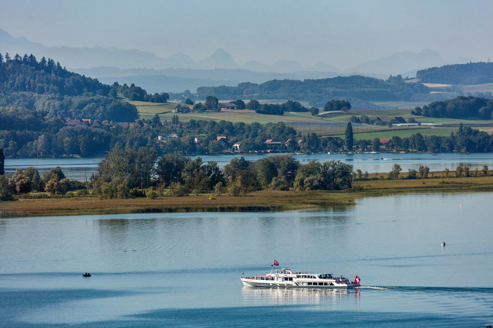 1. Highlight: Mit dem Zug bist du ab Basel in etwas mehr als 1 Stunde in Biel. Hier solltest du dir eine Schifffahrt auf dem Bielersee nicht entgehen...