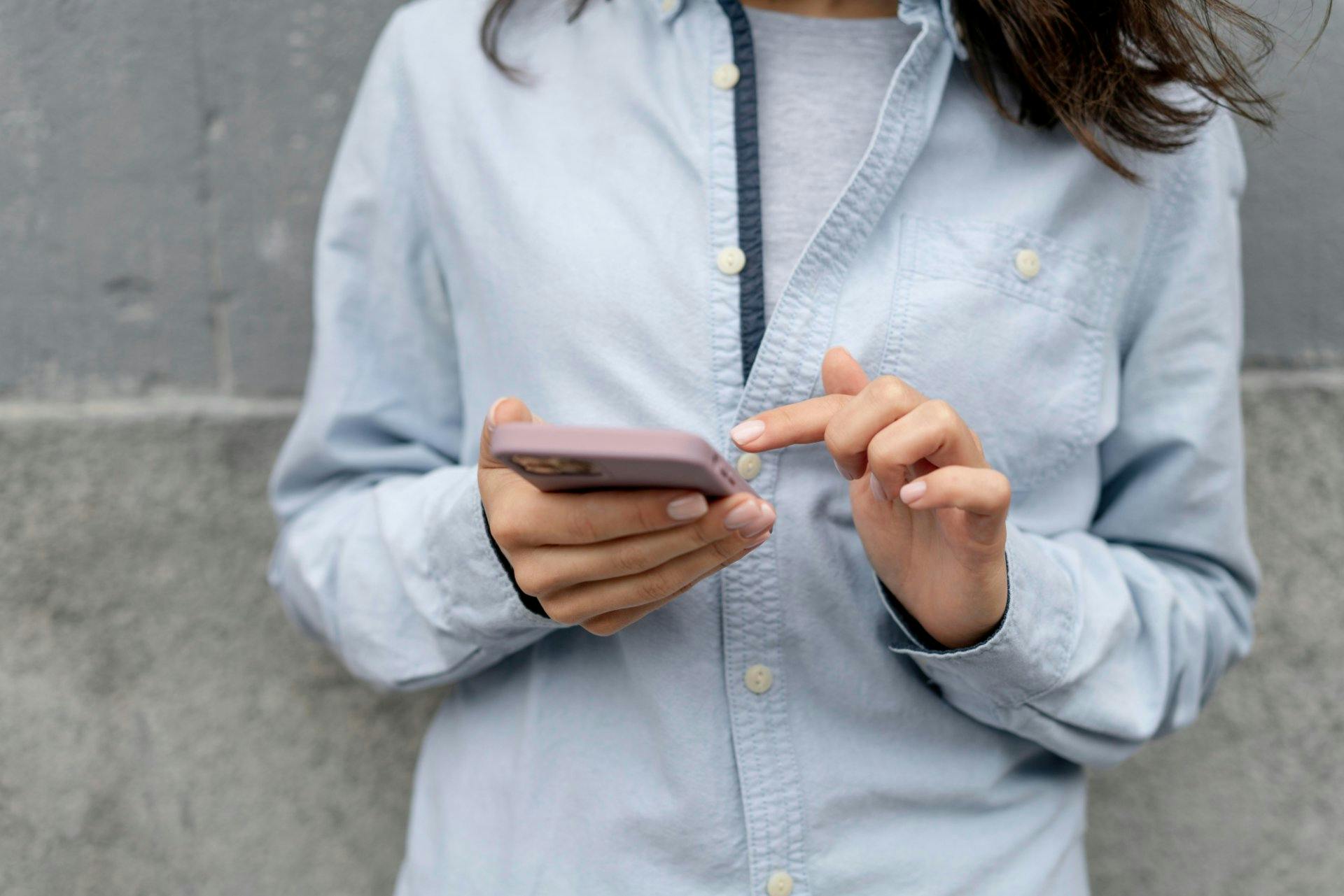 In einem Smartphone stecken mehr Rohstoffe, als man denkt: über 50 verschiedene Metalle – darunter Kupfer, Kobalt, Nickel und sogar kleinste Mengen Go...