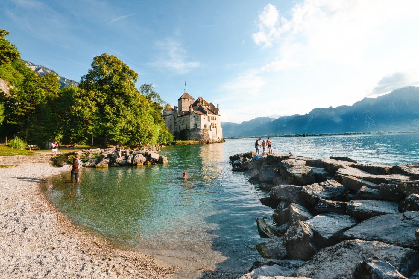 4e arrêt: une visite au château de Chillon s’impose comme une évidence lorsque l’on se promène au bord du lac Léman. Mais savais-tu qu’une charmante p...