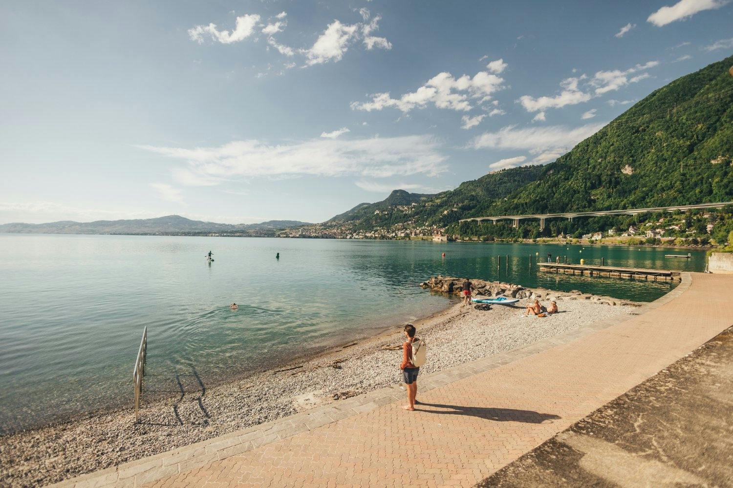 5e arrêt: pour finir en beauté, 3 minutes de plus avec le train régional te mèneront à Villeneuve et à la plage des Marines. Avec sa bande de galets p...
