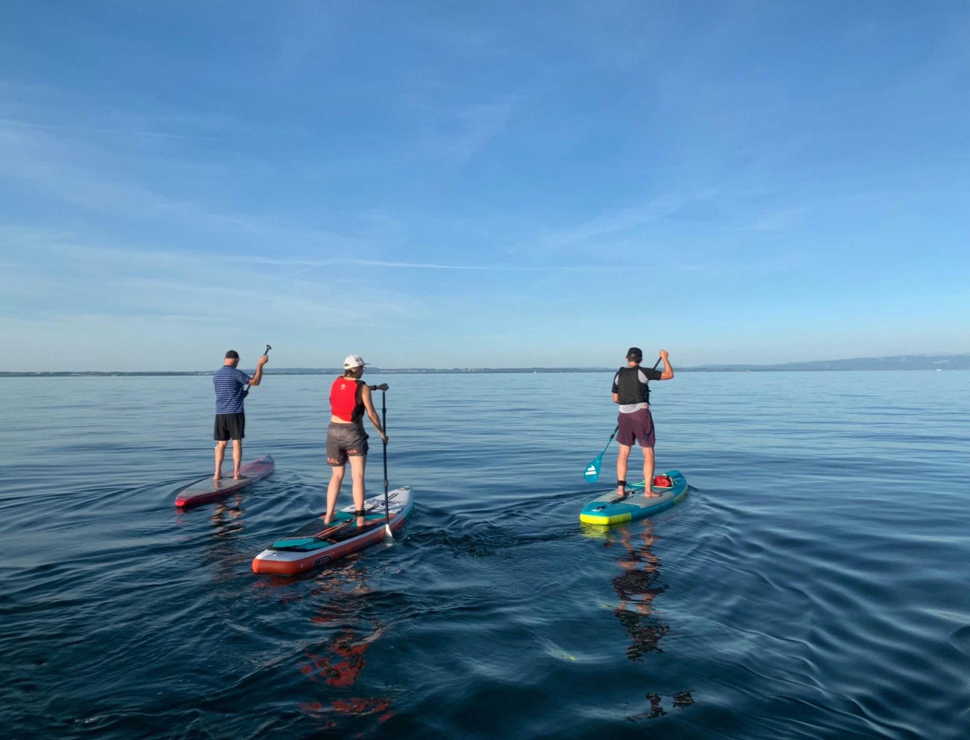 Tu aimes le stand up paddle? À proximité immédiate de la plage se trouvent une vaste étendue d’herbe propice à la détente ainsi qu’une station de stan...