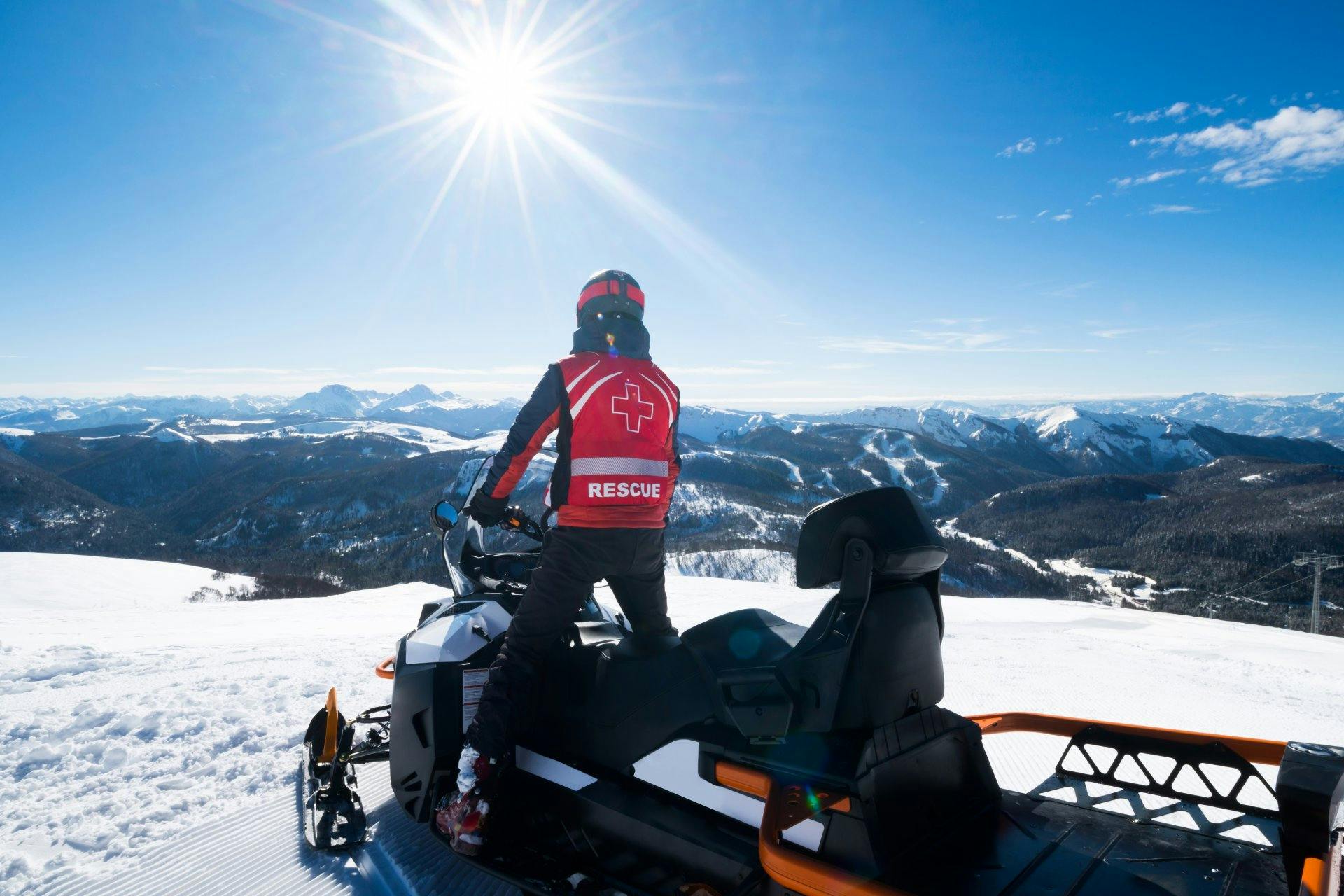 An den Kosten für Rettungen, Suchaktionen und Bergungen im Ausland beteiligt sich die Grundversicherung nicht: Rettungssanitäter in einem Skigebiet.