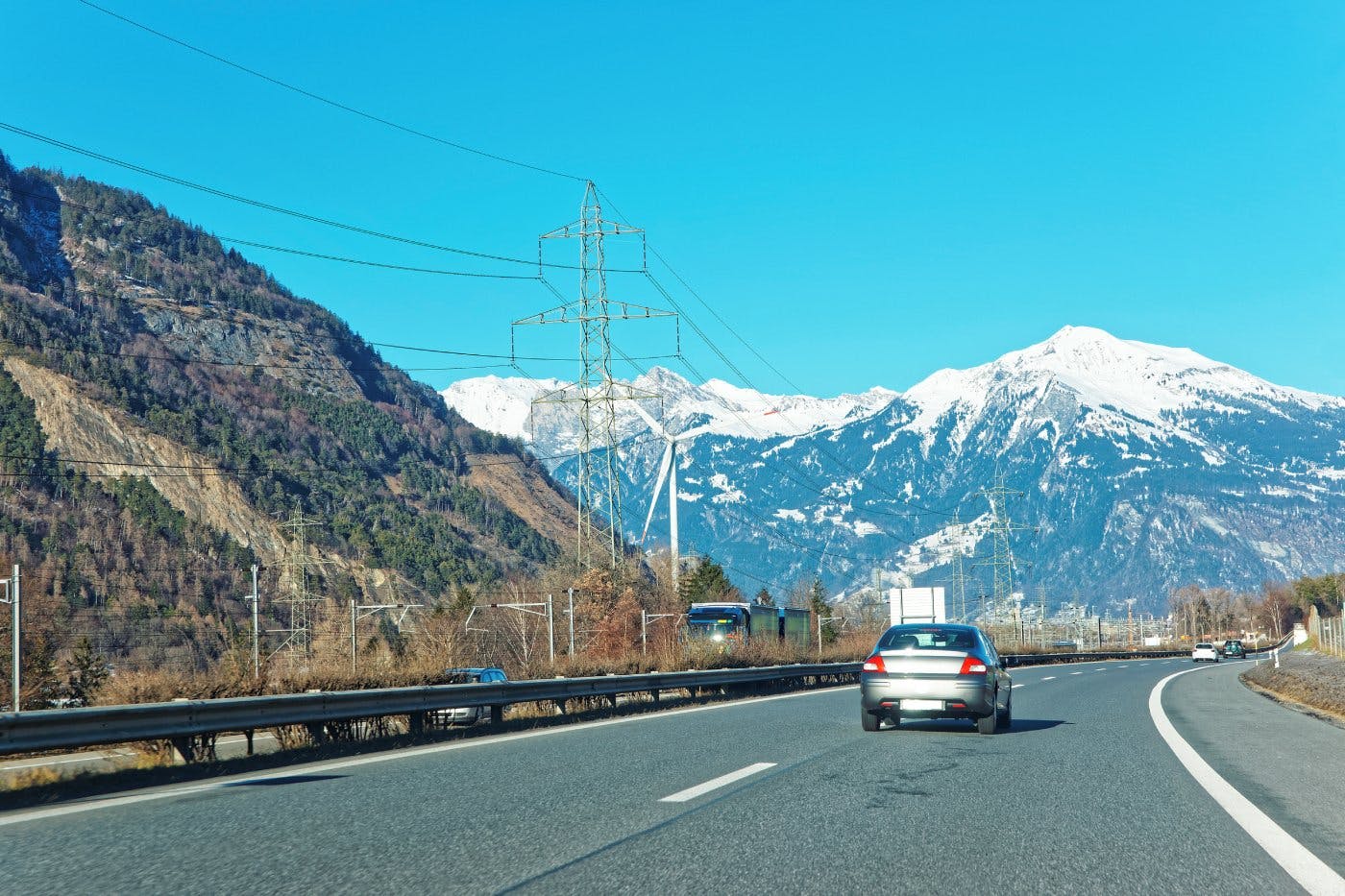 Auch der Verkehr braucht Rohstoffe – etwa für Oberleitungen, Schienen, Leitplanken und Fahrzeuge.