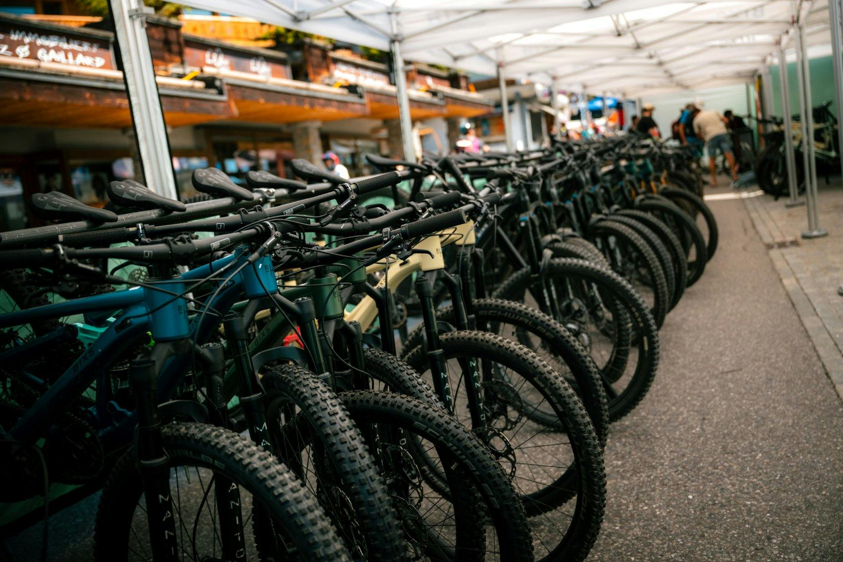 Le temps d'un week-end, plus de 550 vélos sont mis à la disposition des festivaliers pour être testés sur les sentiers de Verbier.