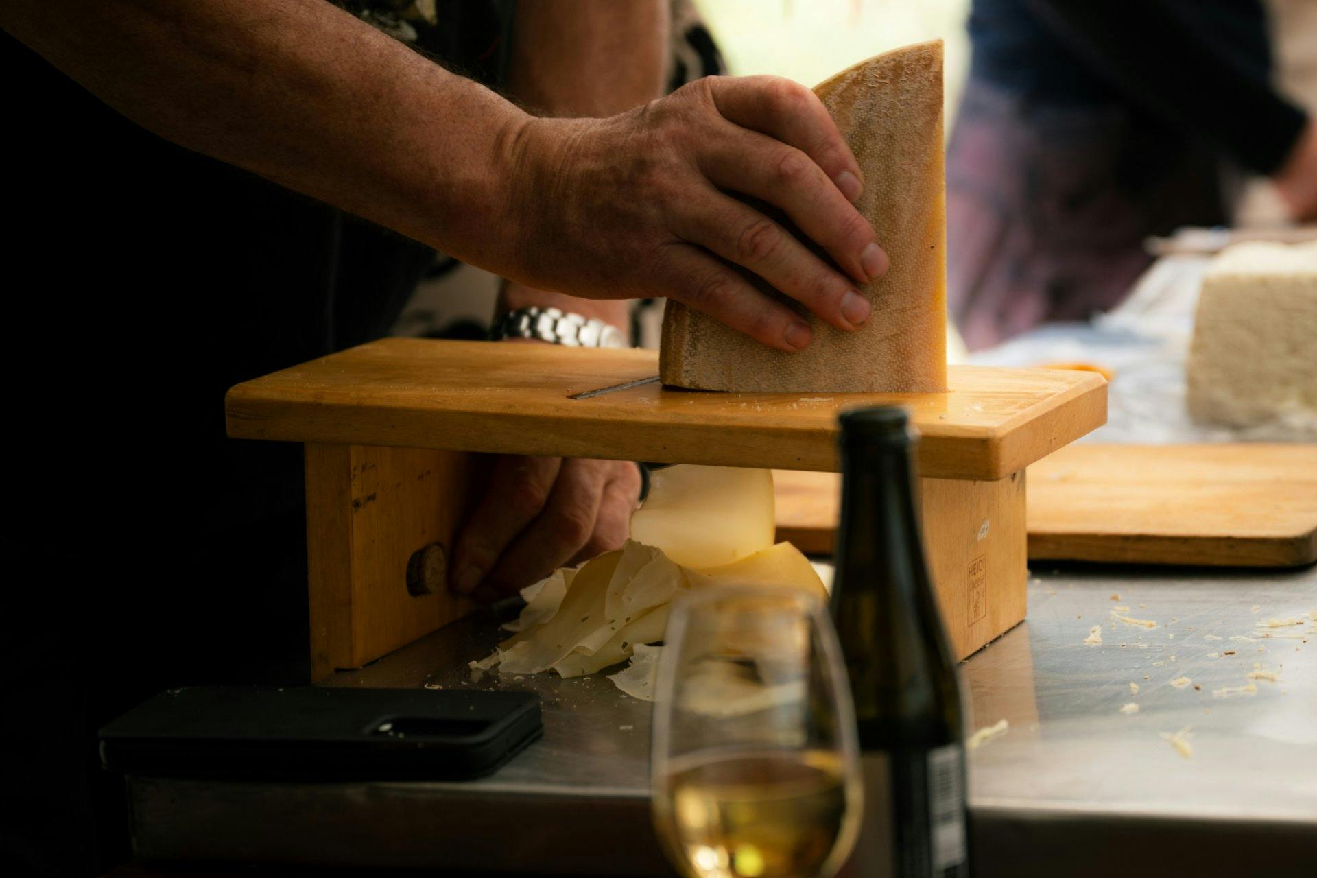 Les pauses gourmandes sont l'occasion de découvrir la raclette du Val de Bagnes et les autres fromages emblématiques de la vallée.