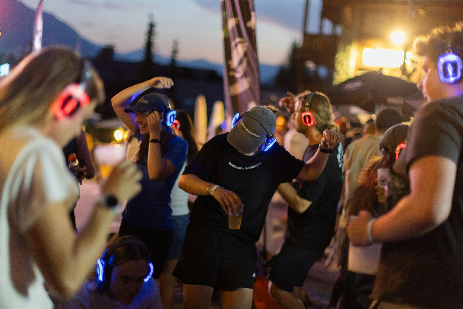 Lorsque le soleil se couche, les rues de Verbier s'animent et laissent place aux festivités.