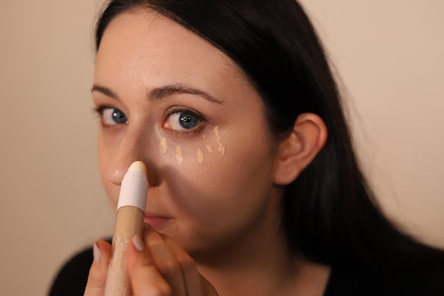Johanna te montre comment te créer un magnifique look de Noël et ce, même avec un masque.