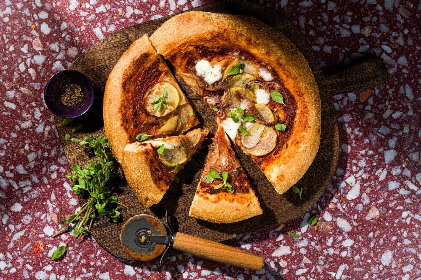 Pizza aux pommes de terre et aux oignons