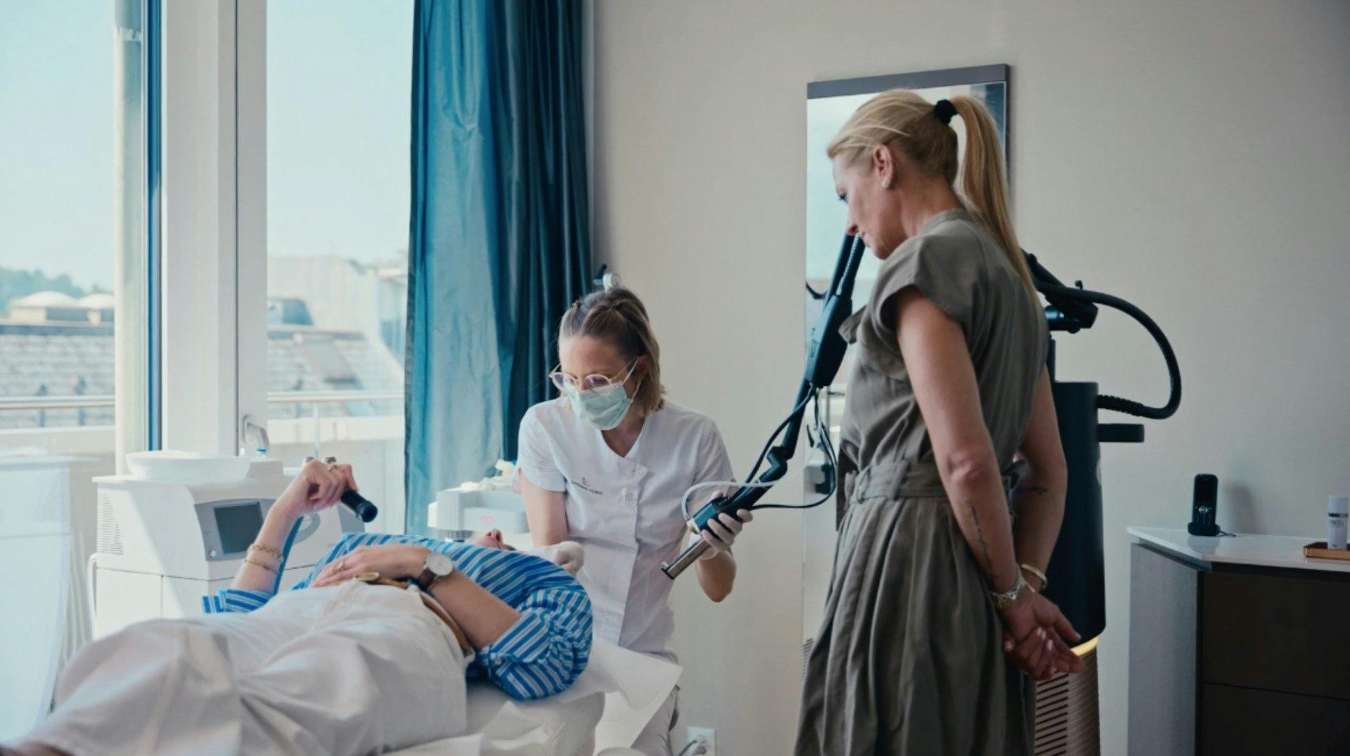 Valentina Cimino, Laserspezialistin der Lucerne Clinic, erklärt Jenny und Christa den Behandlungsablauf.