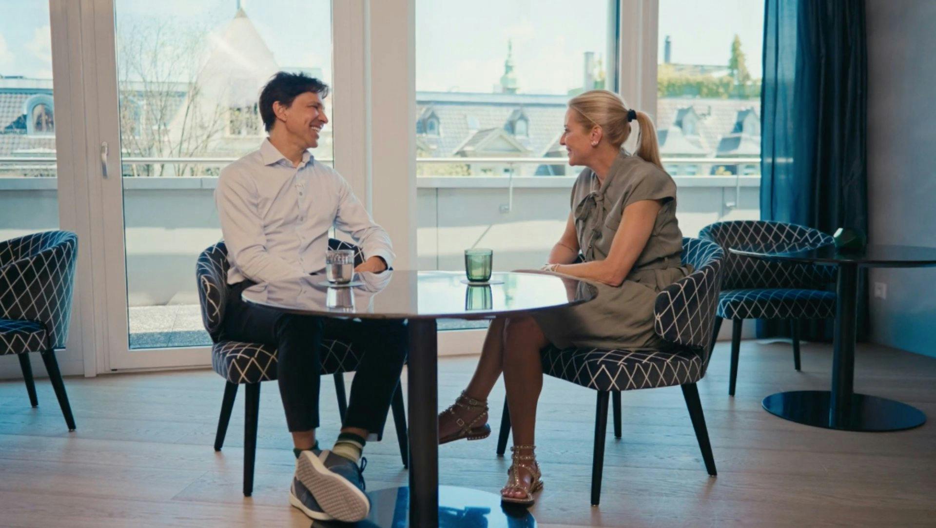 Christa Rigozzi und Gründer der Lucerne Clinic Dr. med. Jürg Häcki beim Interview rund ums Thema Slow Aging.