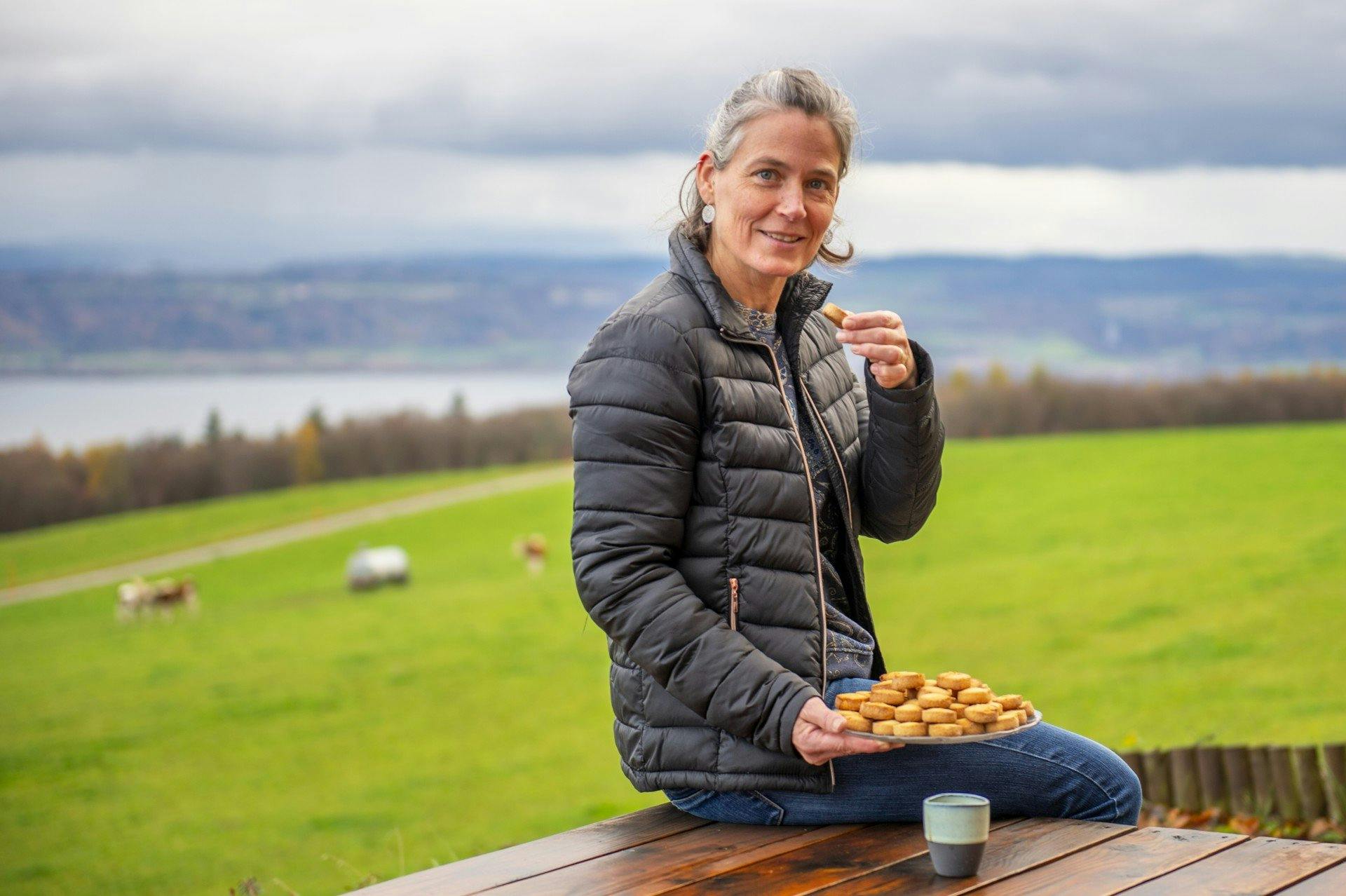 Egal, ob zu Fuss, in Schneeschuhen oder auf Ski, Christine geniesst ihre Weihnachts-Guetzli am liebsten zu einem guten Kaffee, oder aber während einer...