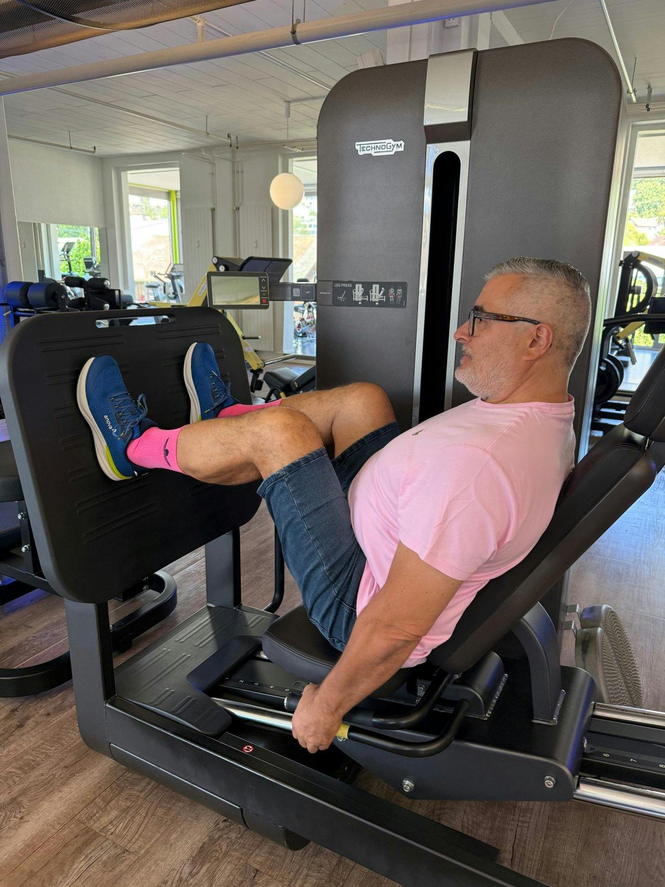 Fitnesscenter-Inhaber und Instruktor Lillo Giammarino trägt die neuen Anova-Schuhe fürs Training und in seiner Freizeit.
