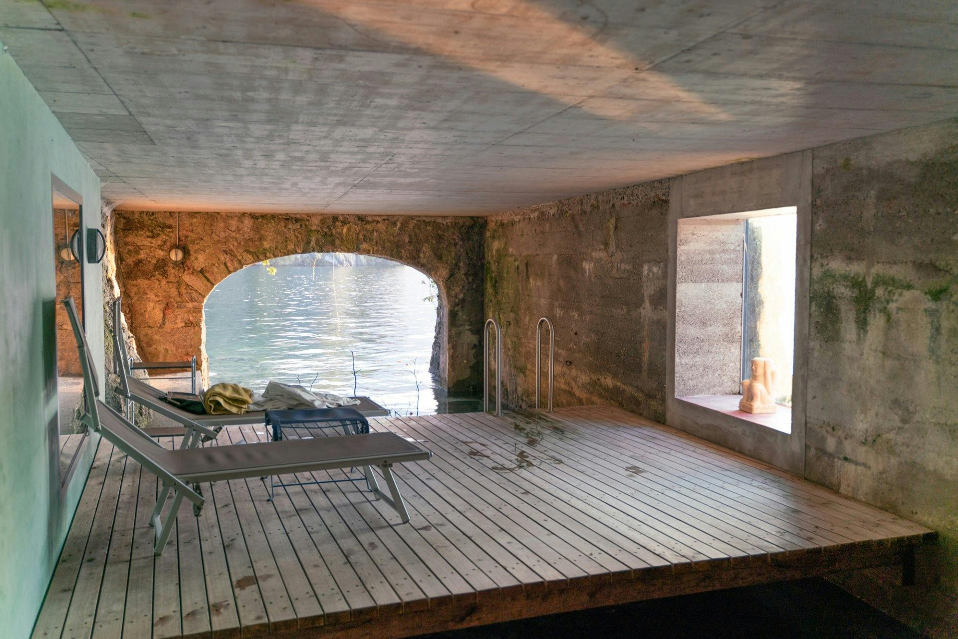 Im umgebauten Bootshaus...