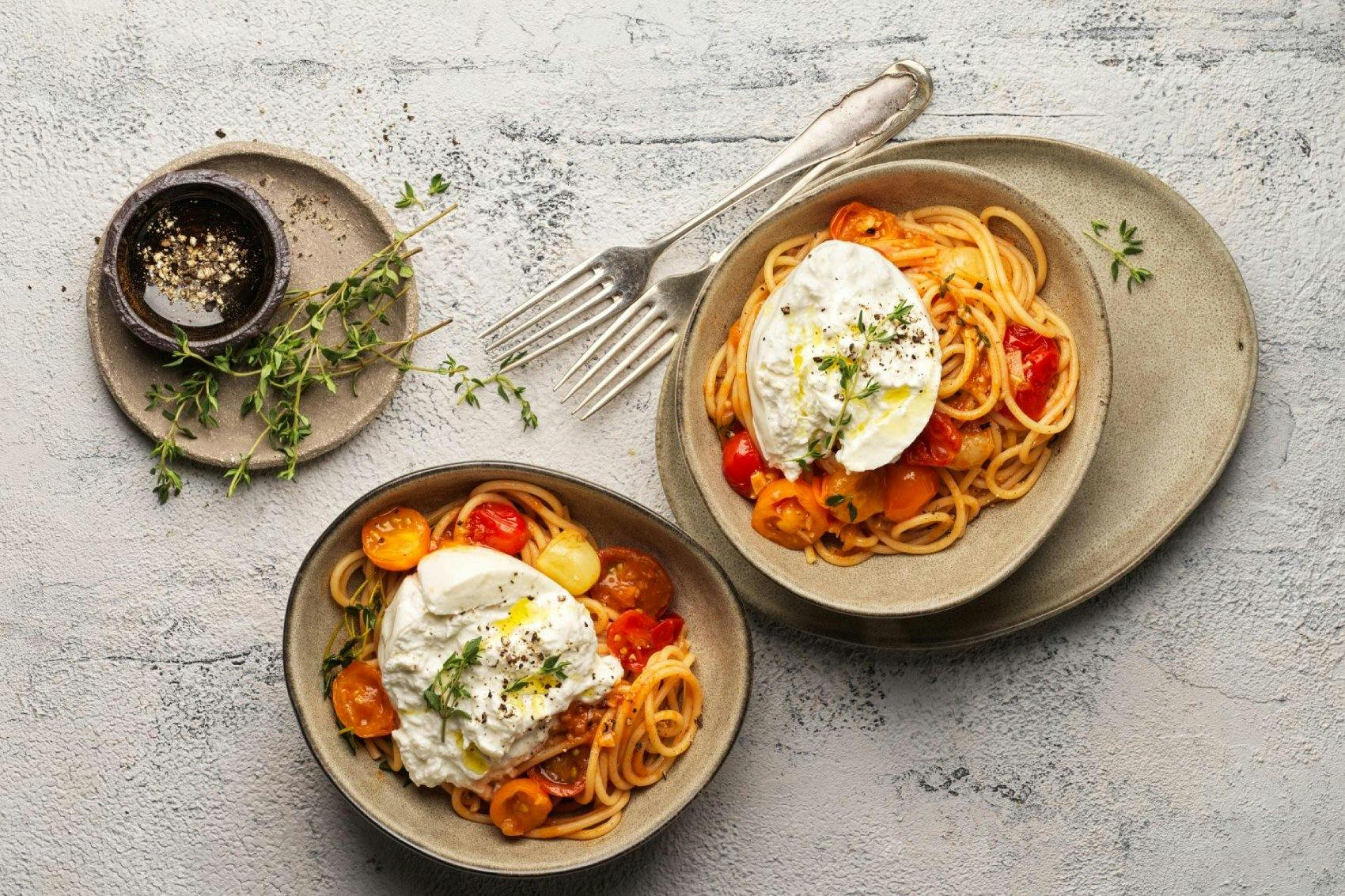 Pasta mit Tomaten und Burrata