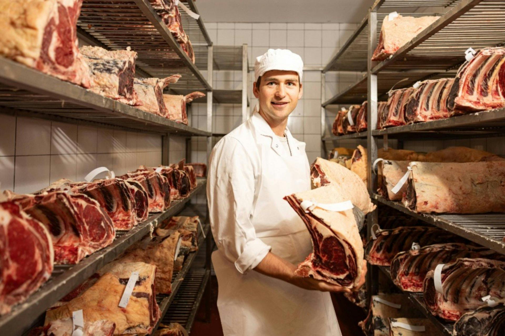 Gibt dem Fleisch viel Zeit: Metzger Remo Mark mit dem preisgekrönten Rohschinken aus der Region.