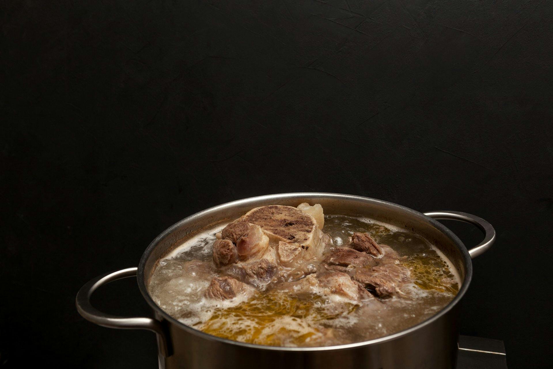 Un bouillon au goût intense se fait à partir de carcasses de poulet entières ou d'os et pieds de porc. Mais patience: faire bouillir des os prend du temps.