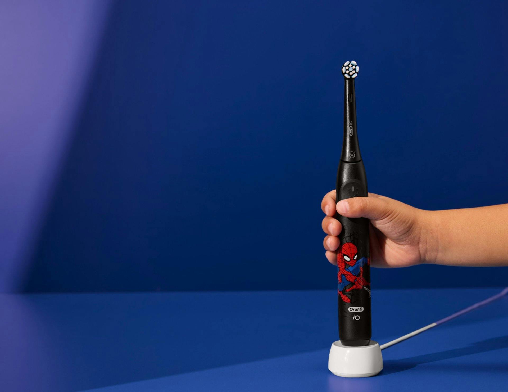Oral-B iO Kids im Spiderman Design: Von Zahnärztinnen und Zahnärzten entwickelt, sanft zu wackeligen Zähnen und Zahnfleisch.