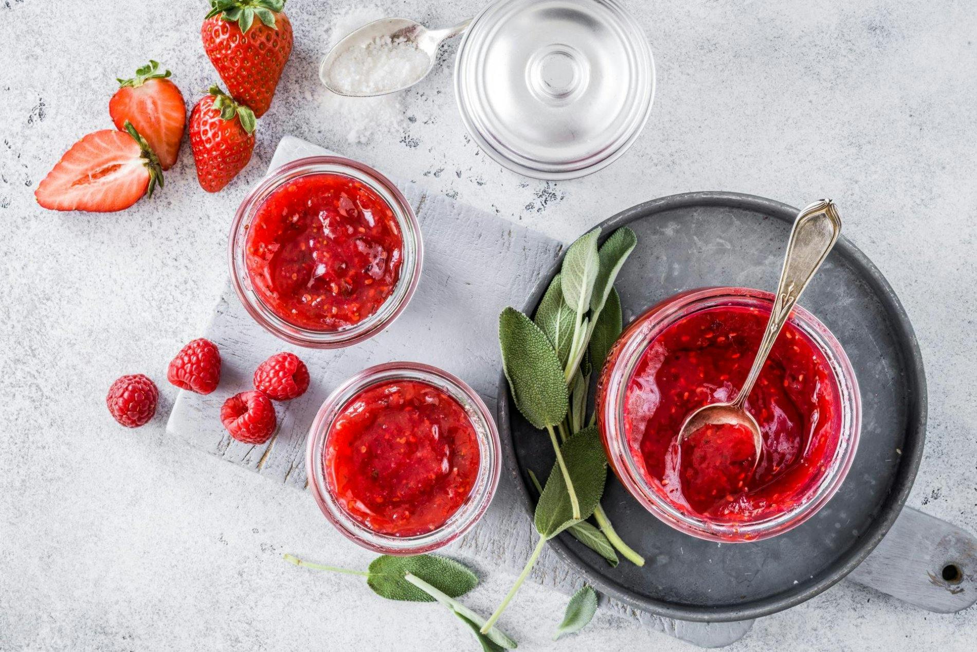Confiture de fraises et framboises à la sauge