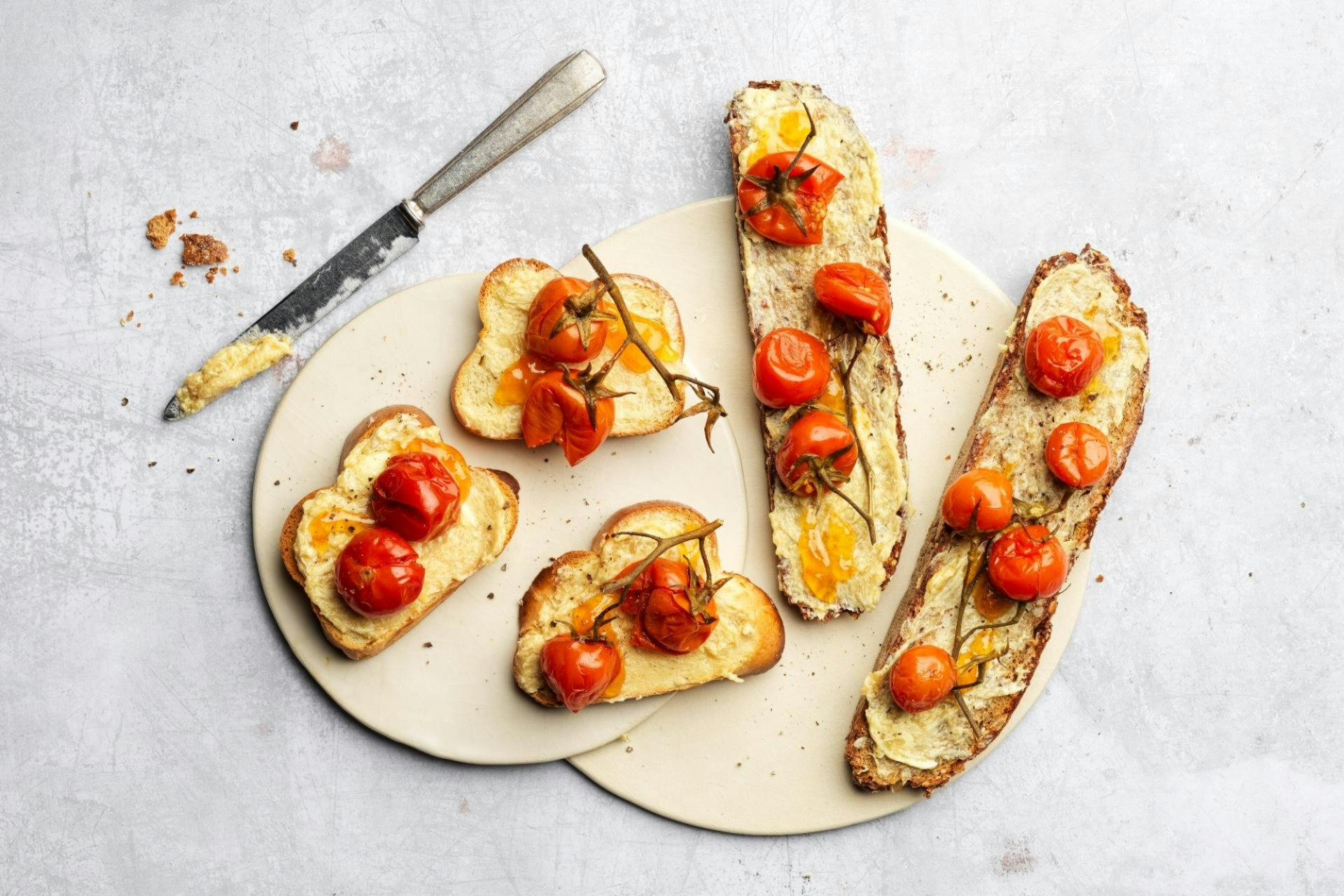 Pain à l’ail et aux tomates