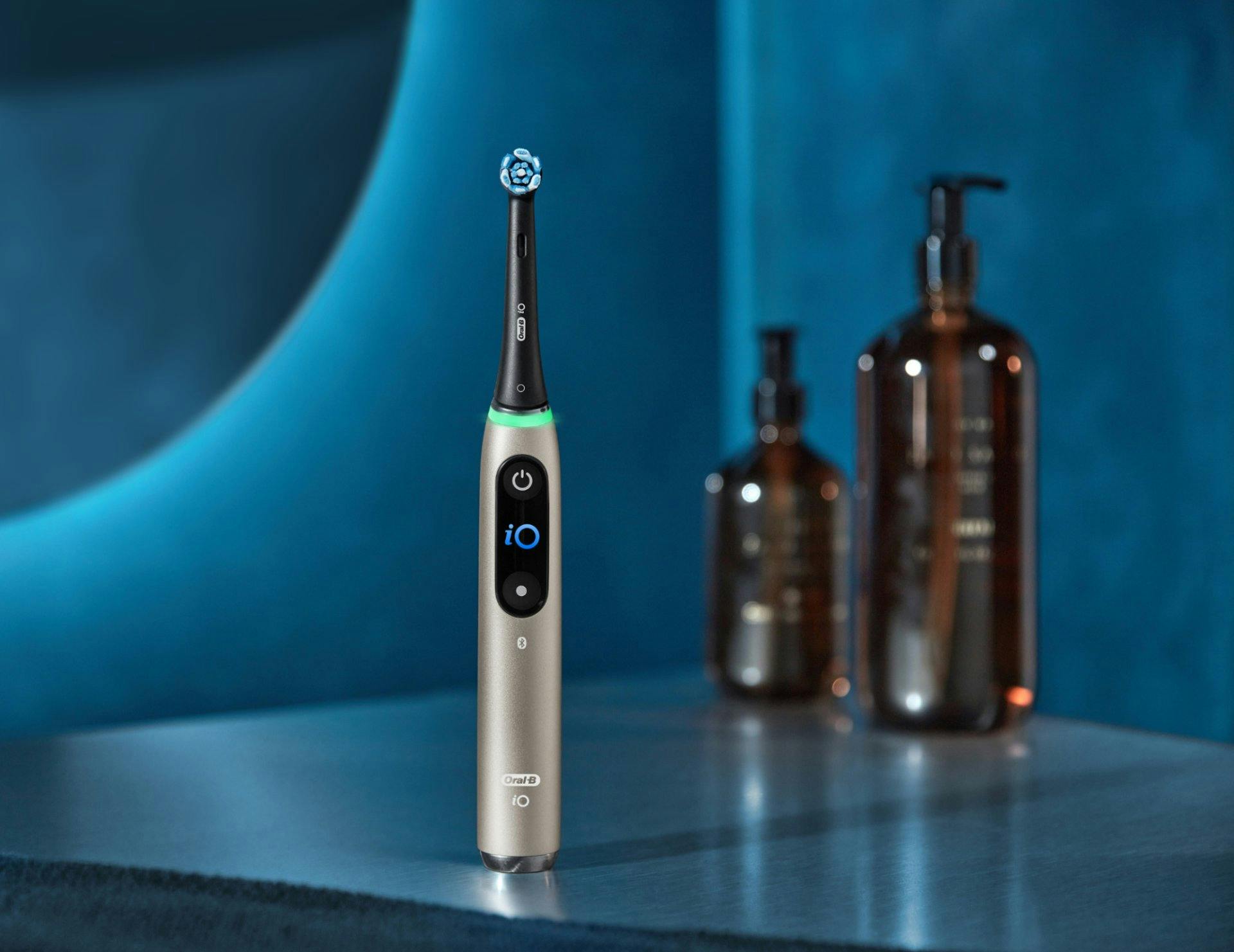 Special Edition Oral-B iO10 in Gold: Der Goldstandard für deine Zahnpflege.