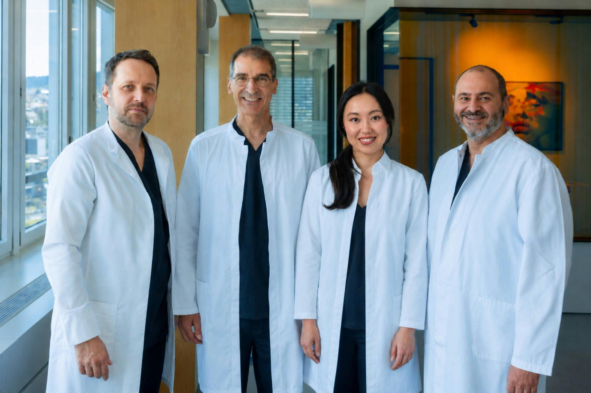 4 von 6 Fachärzten des DELC-Teams in Zürich: v.l: Dr. med. Grigorios Filis, PHD (Dermatologie), Prof. Dr. med. Holger Erne (Plastische Chirurgie), Dr. med. Momun Ganjuur (Dermatologie) und Firat Aslanel (Dermatologie).