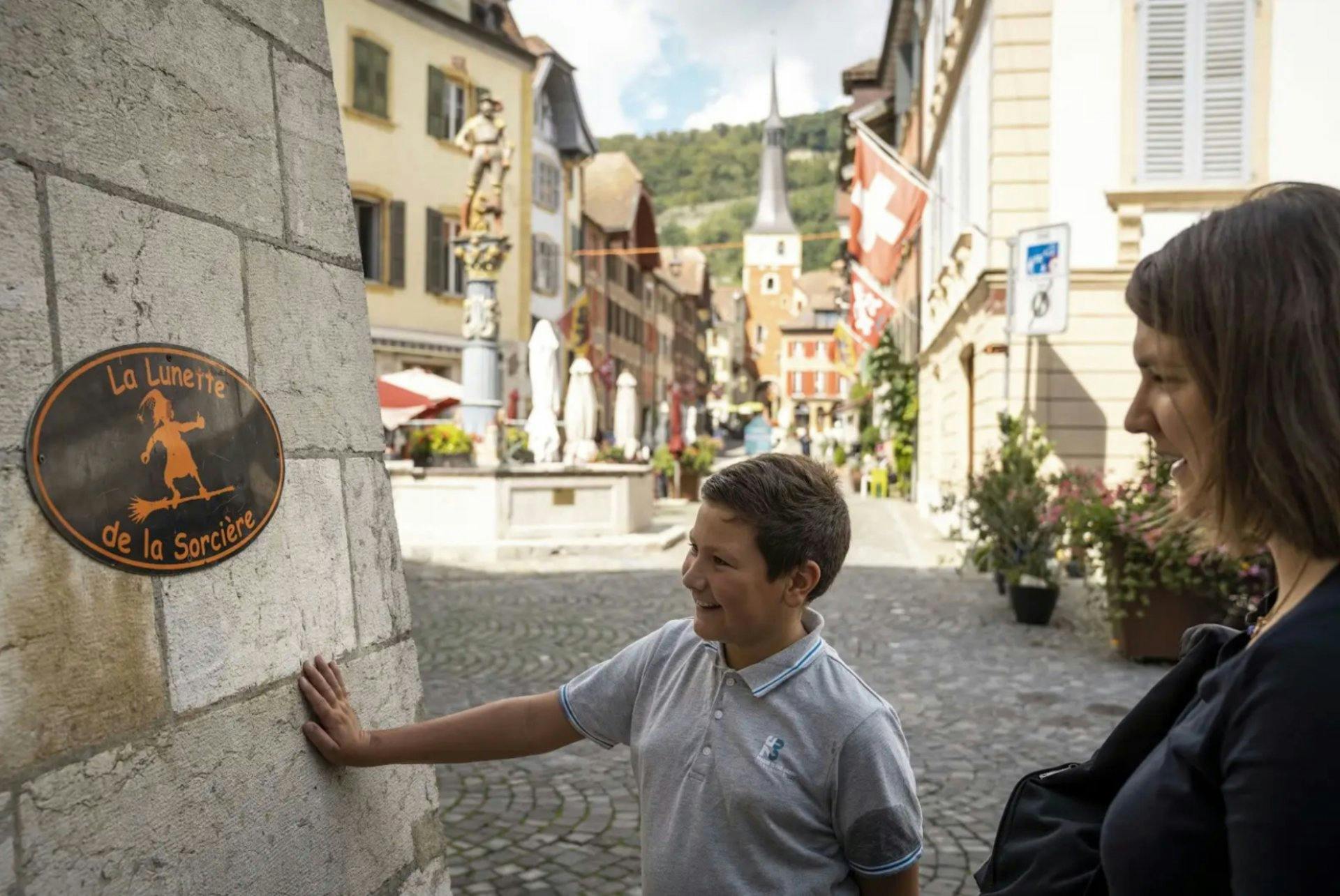 1. Highlight: Nach einem Besuch der pittoresken Bieler Altstadt setzt du dich in den Regio und erreichst bequem nach nur 13 Minuten das mittelalterlic...