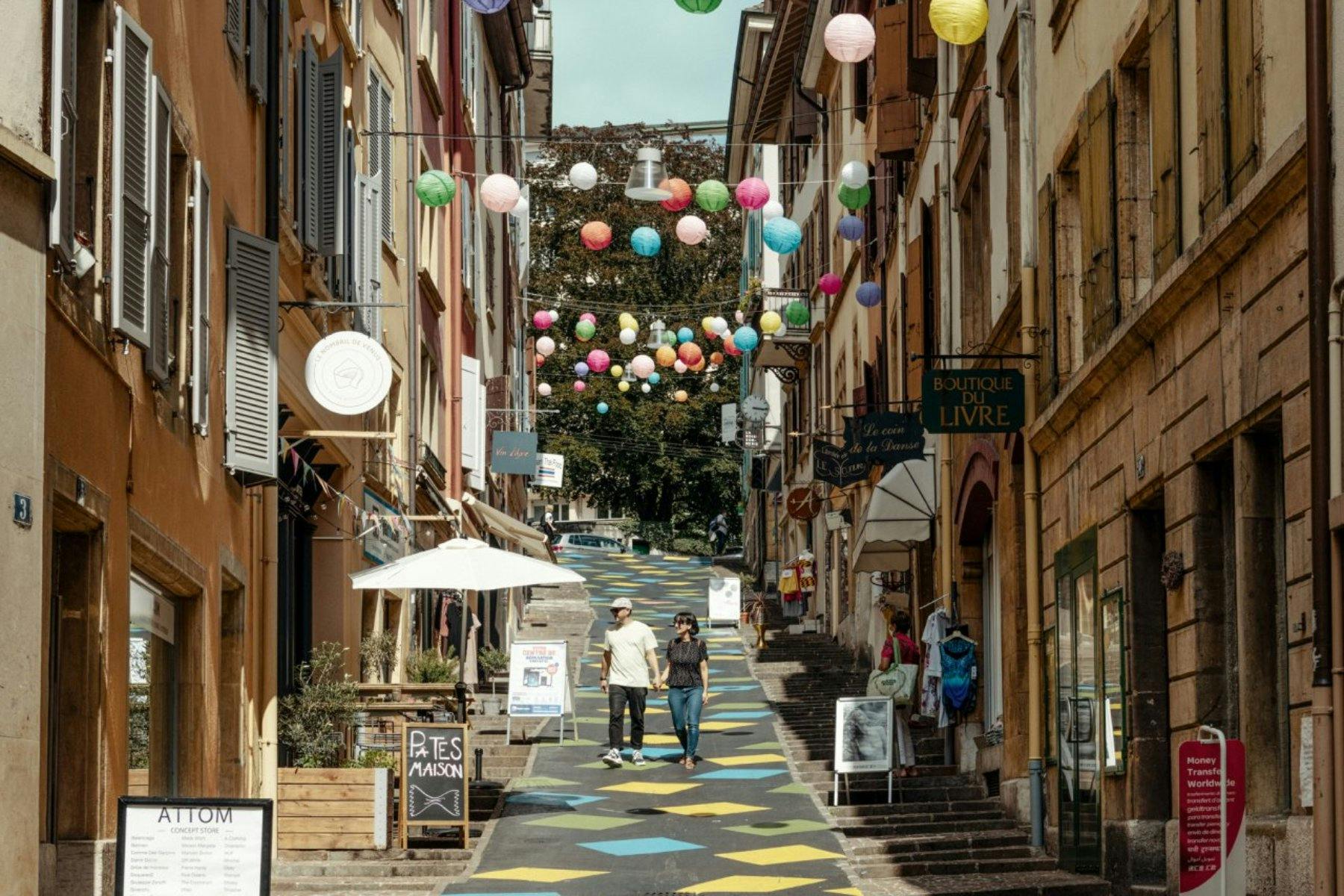 Incontournable no1 : après avoir visité la jolie vieille ville d’Yverdon-les-Bains, monte à bord du train régional et rejoins Neuchâtel. La vieille vi...