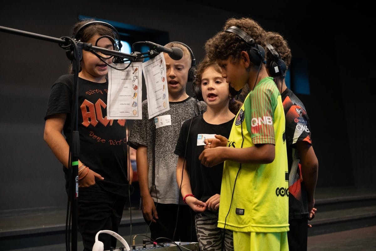 Pour la chanson «Narbe», les enfants ont enregistré les voix qu'on entend dans le refrain et le pré-refrain.