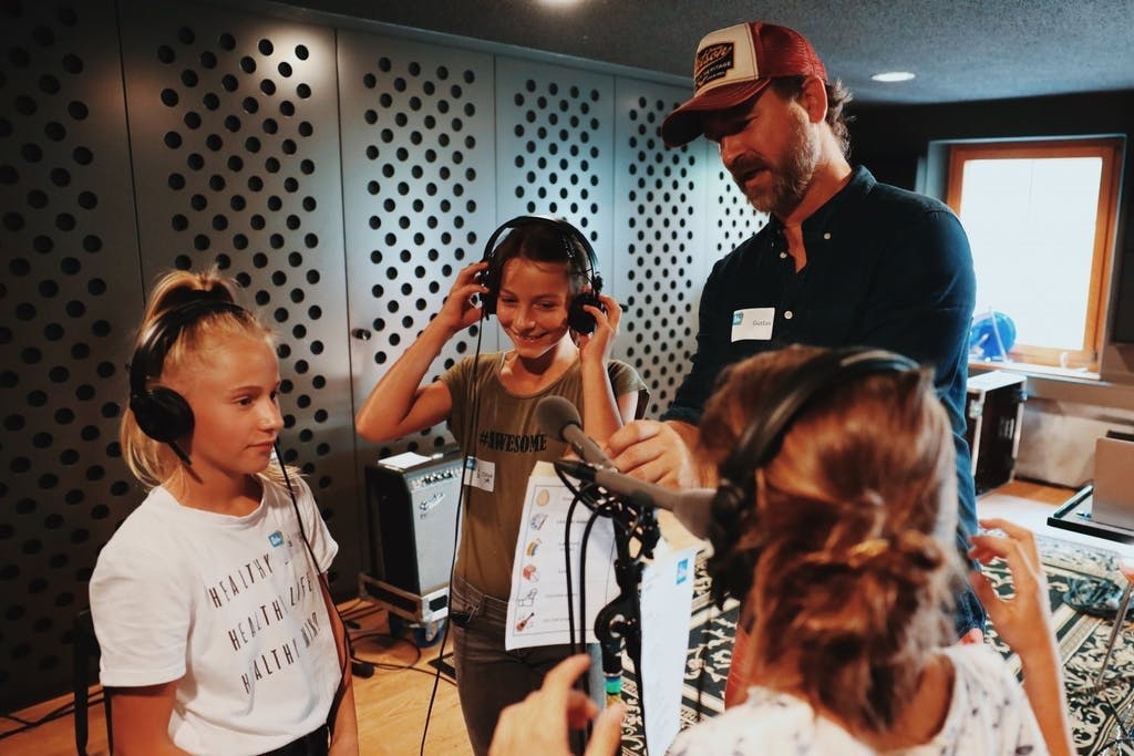 Le musicien fribourgeois Gustav initie les enfants aux secrets des professionnels de la musique.