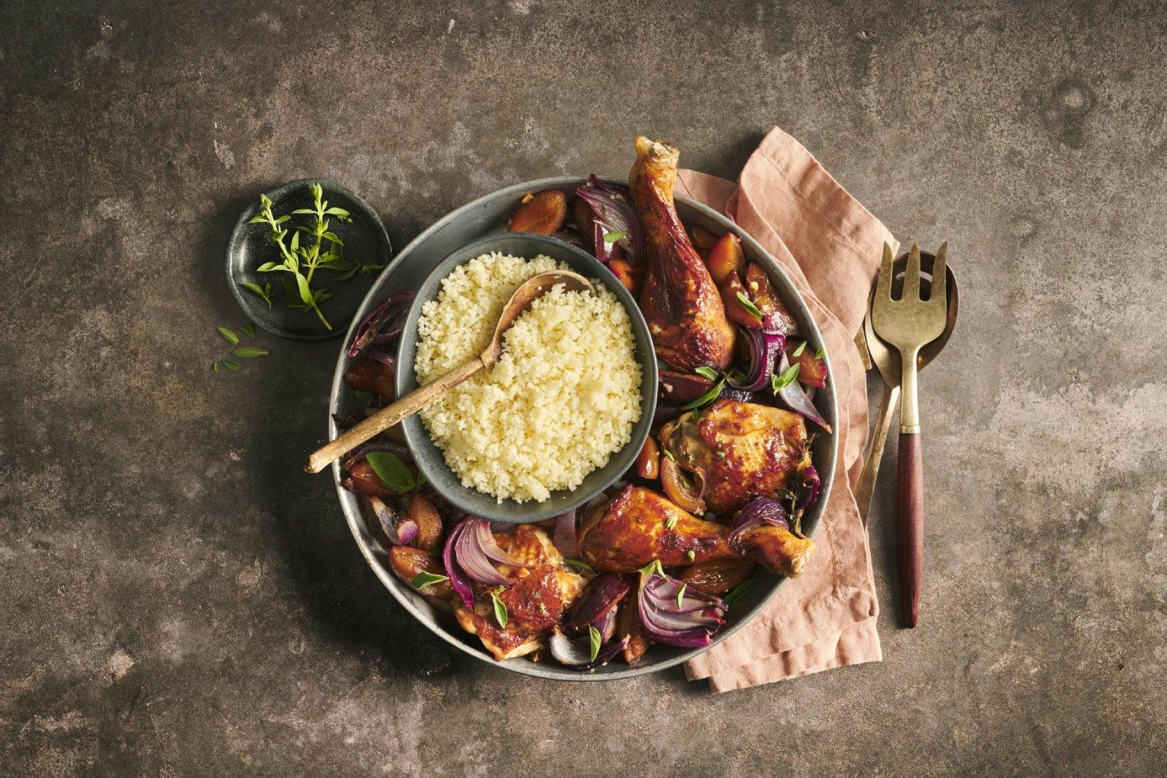 Poulet aux oignons et aux pruneaux