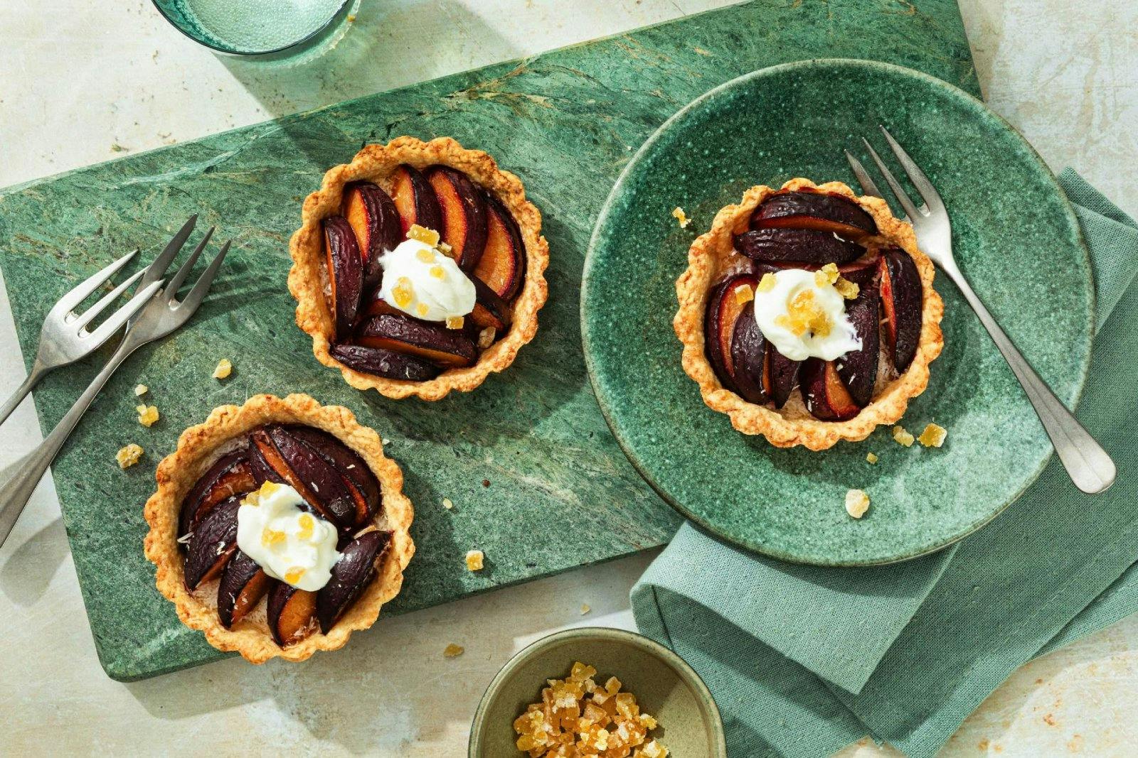 Tartelette aux pruneaux avec gingembre et noix de coco