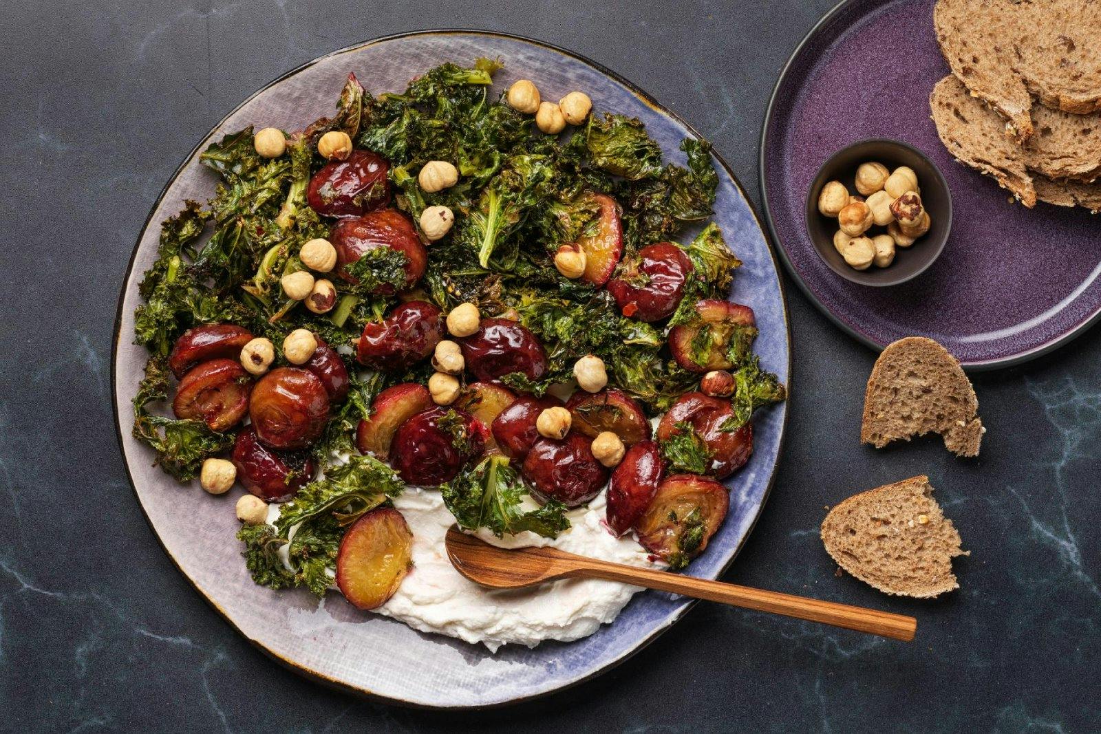 Chou kale rôti aux pruneaux
