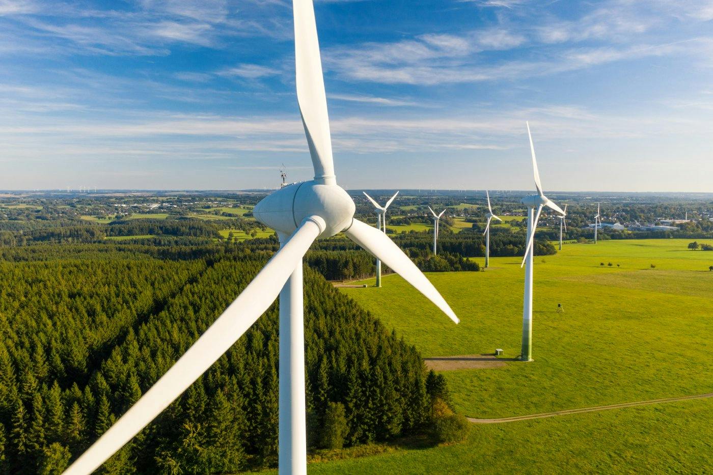 Vom Fundament bis zum Generator: Auch Windkraftanlagen brauchen zahlreiche mineralische Rohstoffe, zum Beispiel Kupfer.