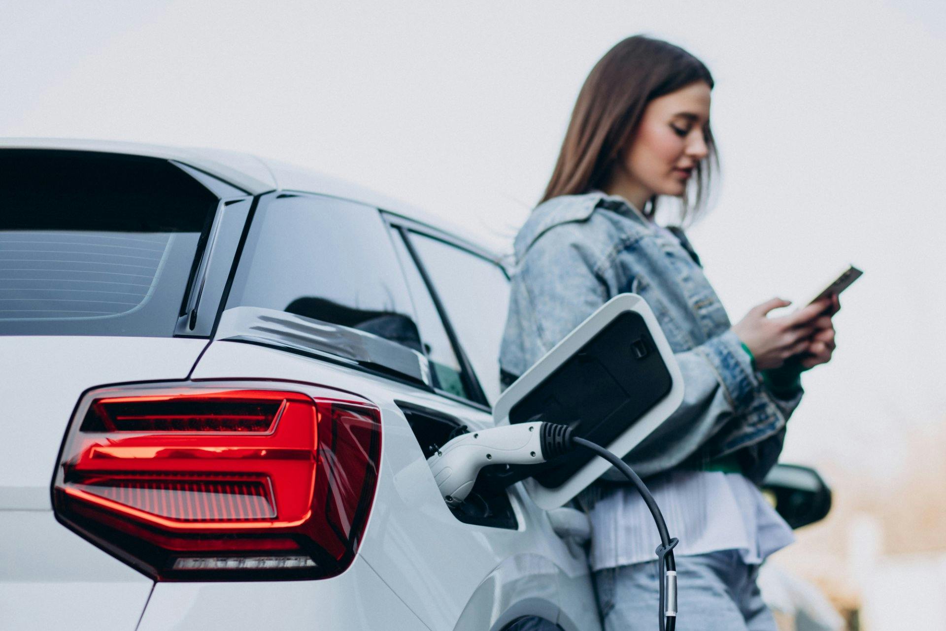 Ein E-Auto enthält mehr als doppelt so viel Kupfer wie ein vergleichbarer Verbrenner. Der Rohstoffmix der Batterie variiert je nach Zellchemie.