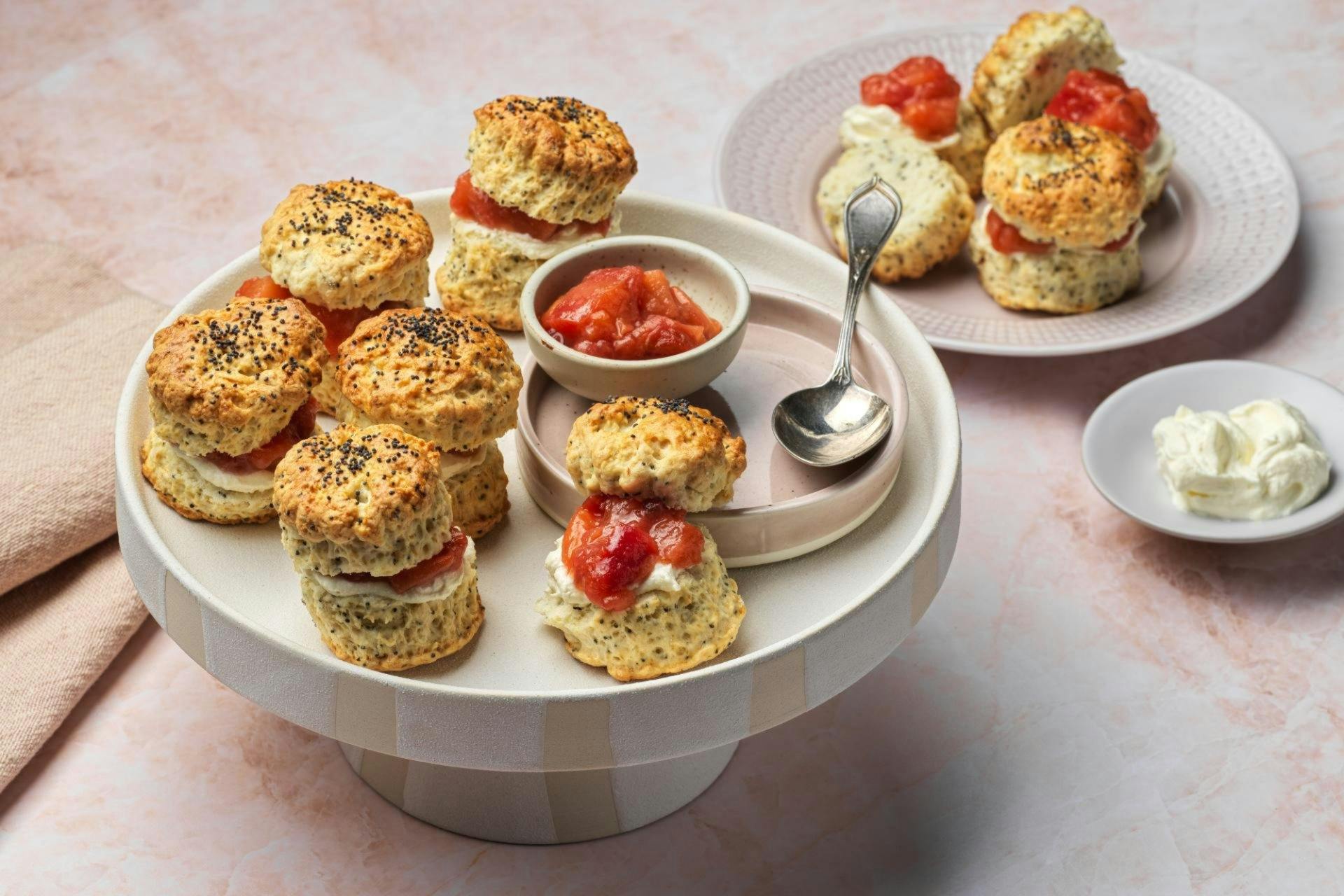 Scones au pavot avec prunes