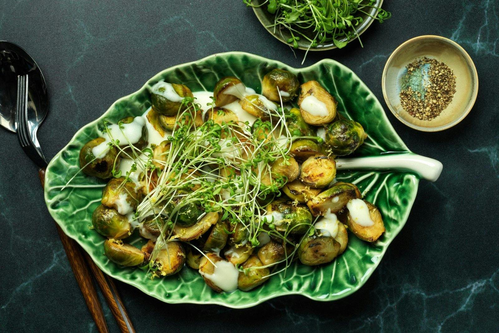 Gebratener Rosenkohl mit Käsesauce