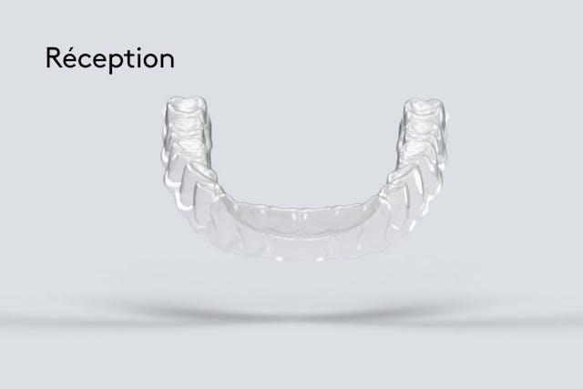 Tu peux commencer ton traitement dans les 3 semaines qui suivent. Les appareils dentaires sont fabriqués dans le laboratoire bestsmile en Suisse et sont livrés au cabinet où tu pourras venir les chercher. Le dentiste te fera essayer ta première gouttière et t’expliquera comment t’en servir.