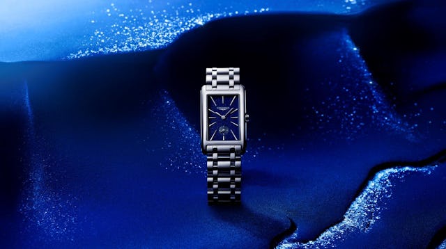 L5.512.4.93.6: 23.30 x 37.00 mm, quartz, cadran bleu nuit étoilée, index appliques, minutes, petite seconde à 6h, bracelet acier avec fermoir déployant.