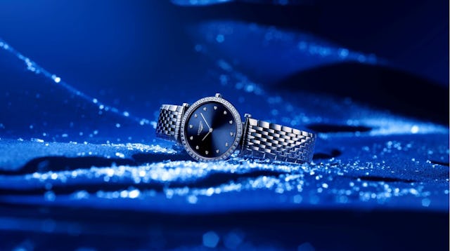 L4.523.0.97.6: 29.00 mm, quartz, cadran bleu soleillé, index diamants, heures, minutes, bracelet acier avec fermoir déployant.