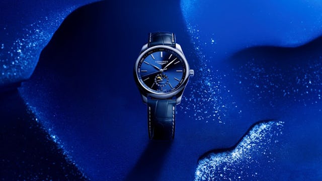 L2.919.4.92.0: 42.00 mm, automatique, cadran bleu soleillé, index appliques, heures, minutes, seconde, affichage des phases de la lune et indication de la date par une petite aiguille à 6h, bracelet cuir bleu avec fermoir déployant.