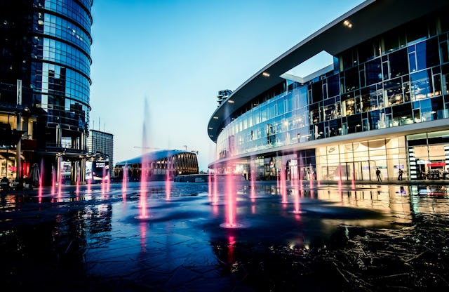 Wurde nach einer italienischen Architektin benannt, die Orten der Nachkriegszeit neues Leben eingehaucht hat: Piazza Gae Aulenti. Wurde nach einer italienischen Architektin benannt, die Orten der Nachkriegszeit neues Leben eingehaucht hat: Piazza Gae Aulenti.