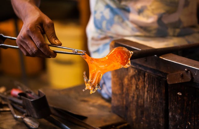 Handwerkliches Geschick: Mit Murano-Glas schaffen venezianische Glaskünstler einzigartige Meisterwerke.