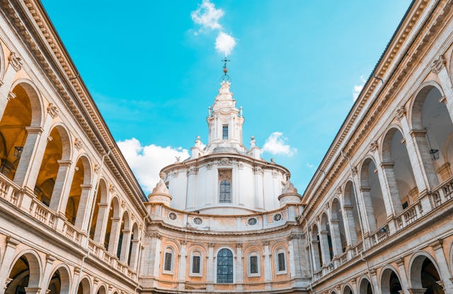 Hier gibt es für Besucher viel zu entdecken, etwa symbolische Motive: Kirche Sant Ivo alla Sapienza.
