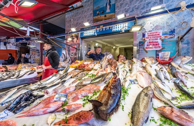 Auf dem  Mercato del Capo geht es chaotisch zu und her – und doch findet man inmitten des Trubels frische Früchte, köstlichen Kaffee und zahlreiche weitere Schätze: Ein Fischstand. Auf dem  Mercato del Capo geht es chaotisch zu und her – und doch findet man inmitten des Trubels frische Früchte, köstlichen Kaffee und zahlreiche weitere Schätze: Ein Fischstand.