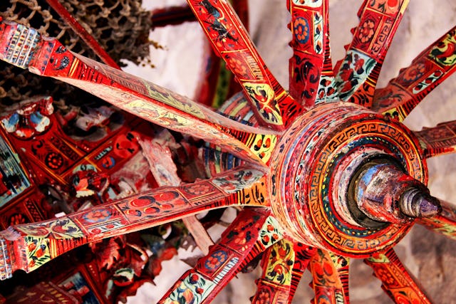 Die Altstadt von Palermo ist voller Werkstätten mit traditioneller Handwerkskunst: Ein Wagenrad (Carretto siciliano). Die Altstadt von Palermo ist voller Werkstätten mit traditioneller Handwerkskunst: Ein Wagenrad (Carretto siciliano).