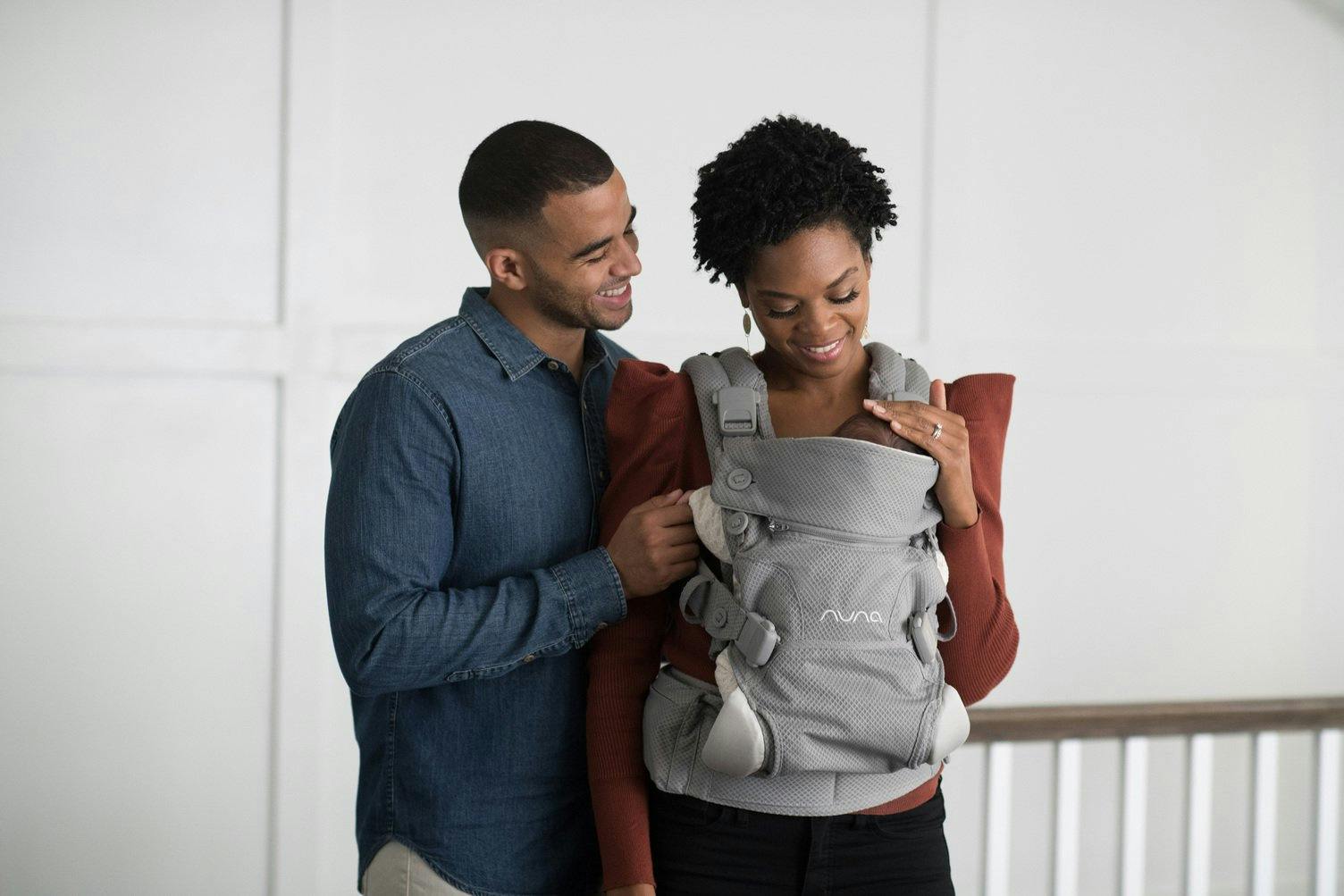 Körperkontakt ist sehr wichtig: Eltern mit Babytrage von Nuna.