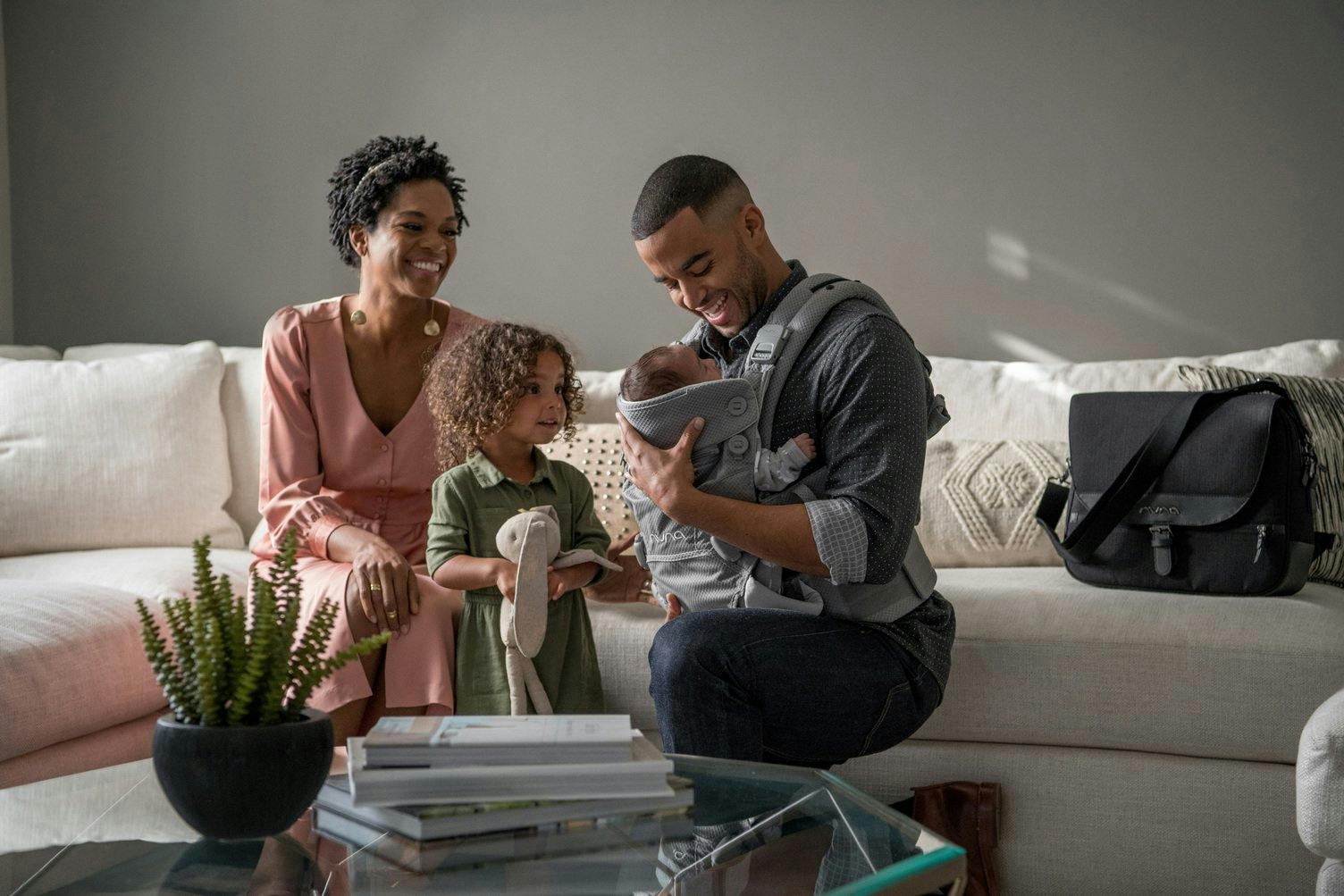 Nuna Babytragen lassen sich einfach für Mutter oder Vater anpassen.