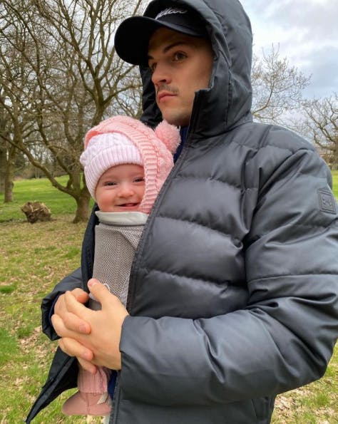 Selbst berühmte Fussballer wie Granit Xhaka gehen nicht mehr ohne Babytrage von Nuna aus dem Haus.